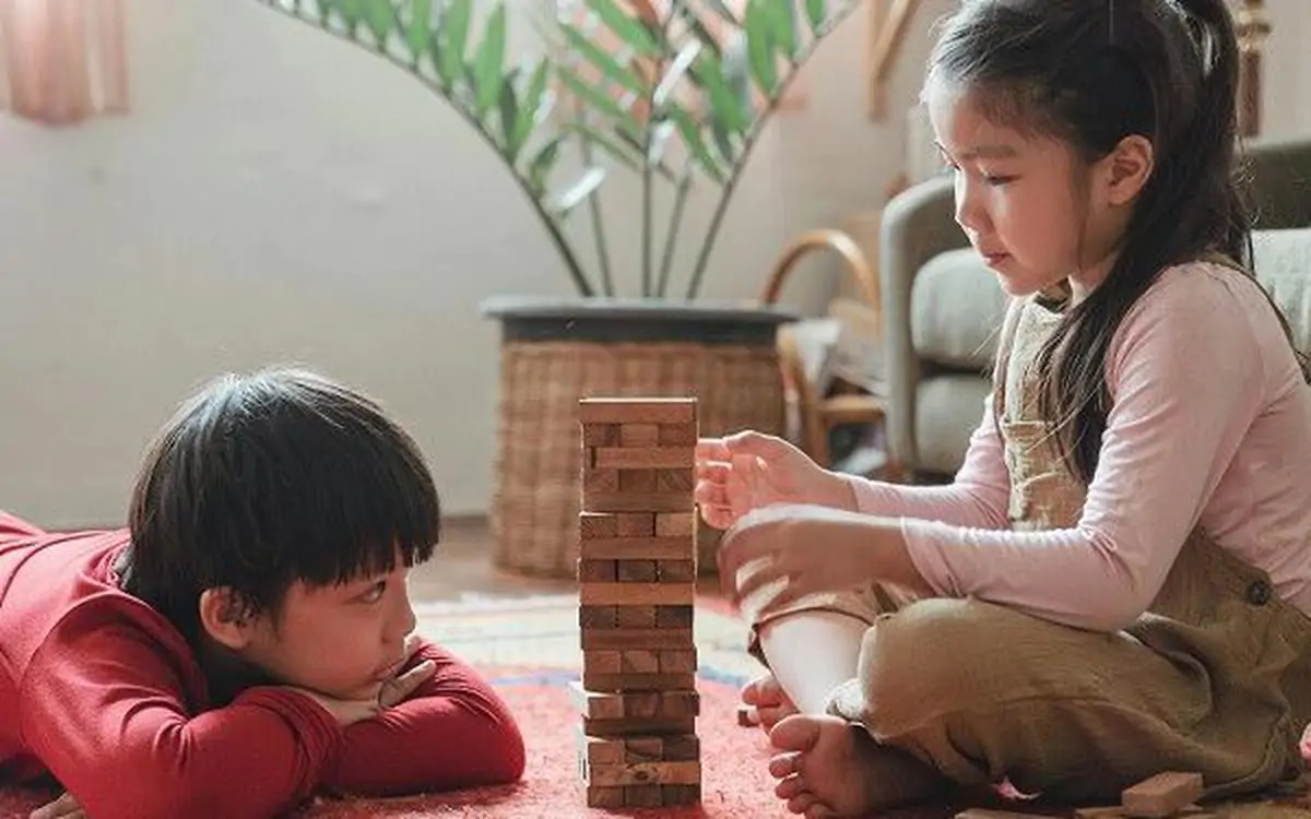 Trẻ quá phụ thuộc cha mẹ: Dấu hiệu cảnh báo và cách giúp con độc lập