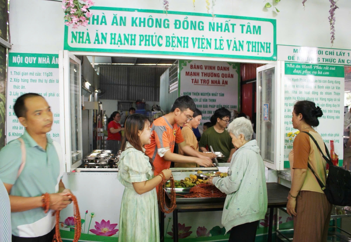 Những bếp ăn tình nguyện giữ lửa nhân ái cộng đồng