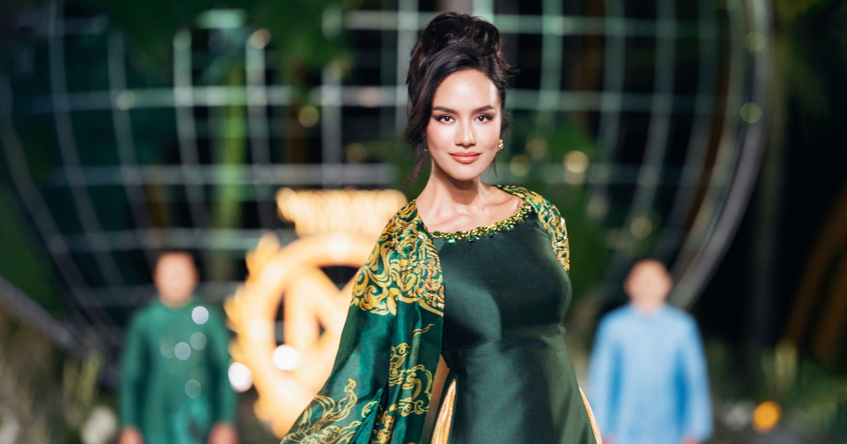Áo dài của Hoa hậu Thế giới Opal Suchata: đẹp, dìm dáng và cuộc chiến thẩm mỹ trên mạng xã hội