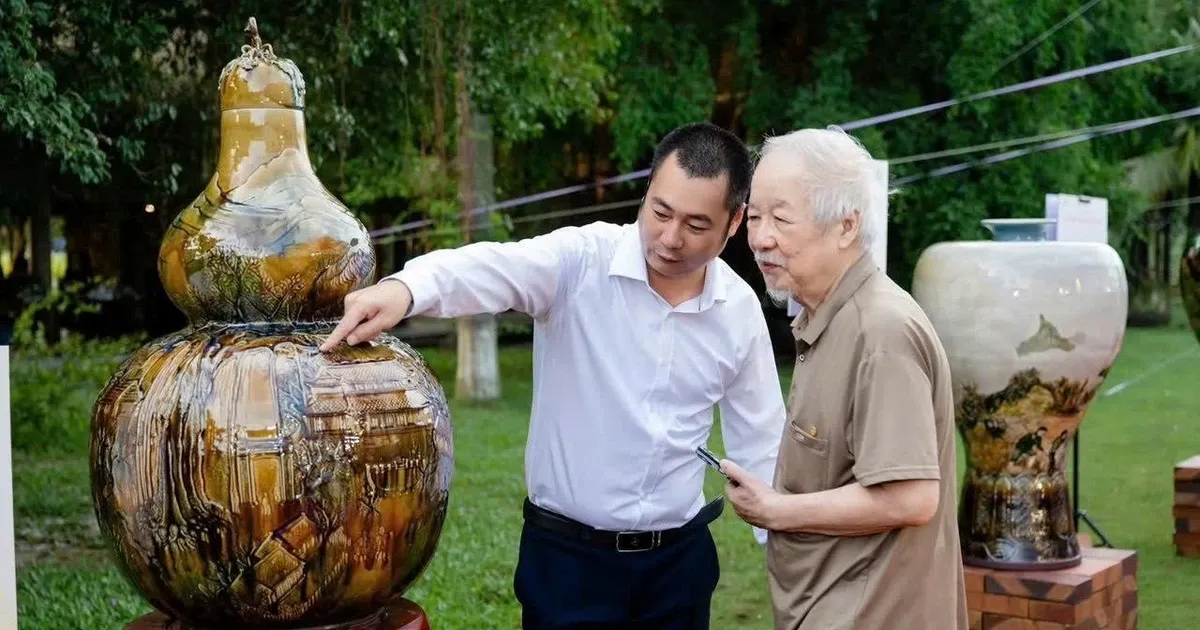 50 tác phẩm gốm sứ Bát Tràng kể chuyện lịch sử qua chi tiết khắc nổi