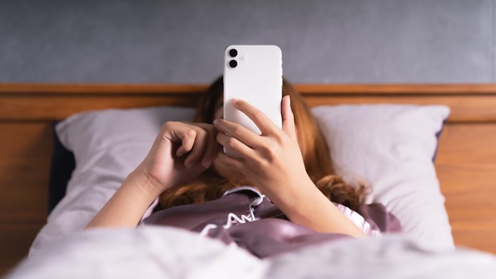 Lướt điện thoại ngay khi thức dậy: thói quen nhỏ, cái giá lớn cho sức khỏe tinh thần
