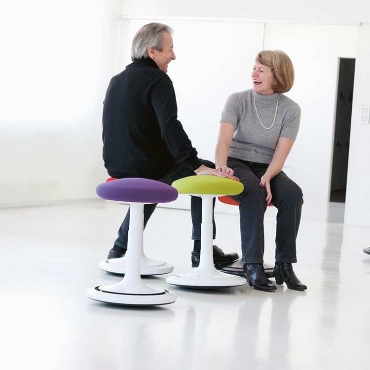 So sánh Knoll ReGeneration và ghế đẩu active seating cho bàn làm việc