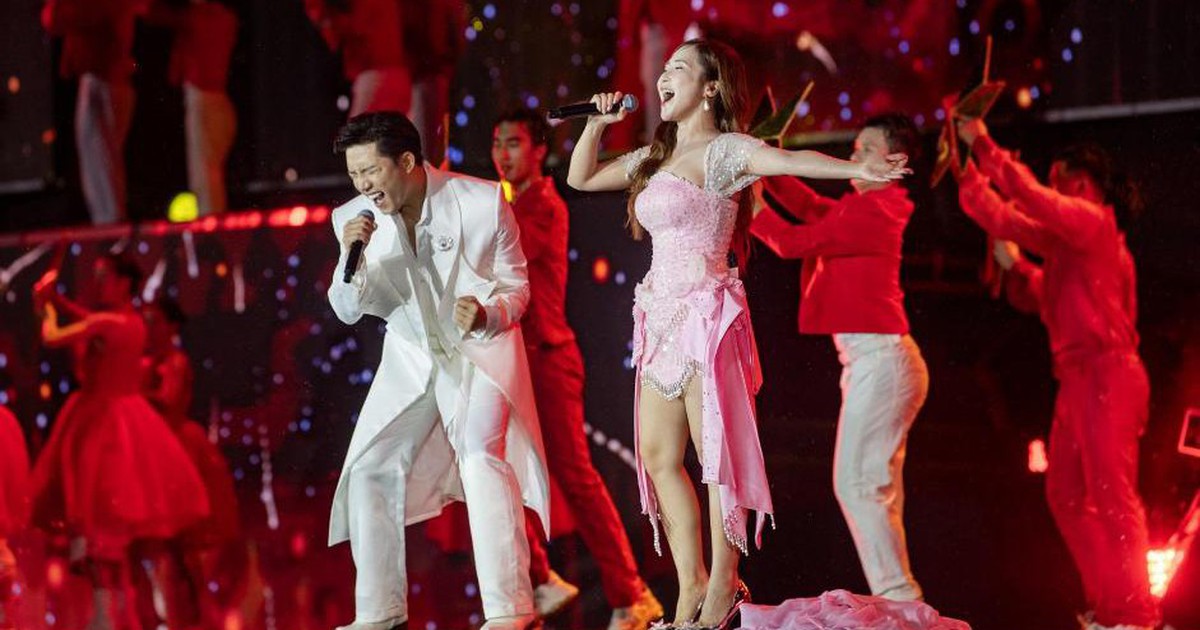 Hàng chục nghìn khán giả đội mưa hát Quốc ca tại concert Tổ quốc trong tim