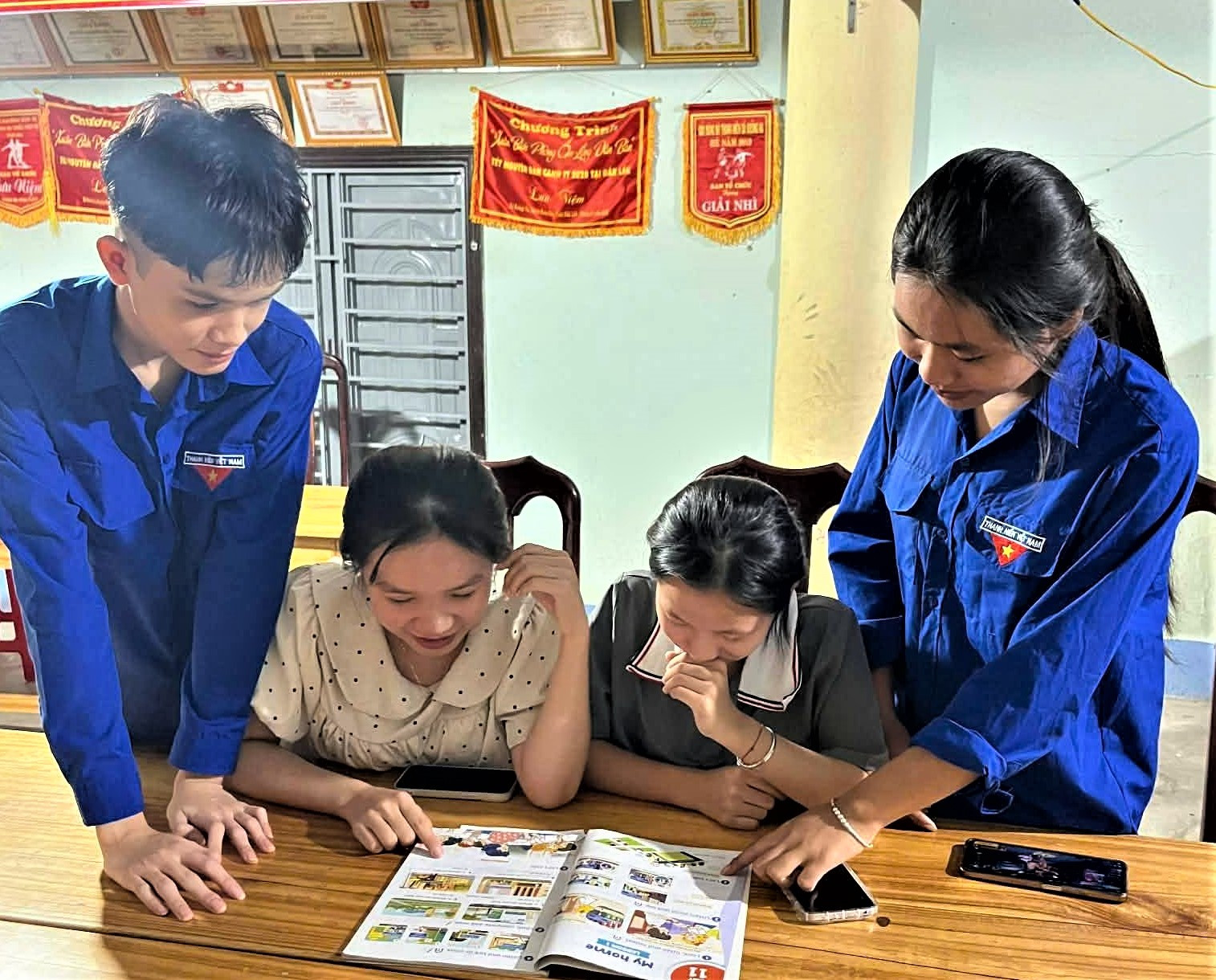 Lớp học hè miễn phí: chiếc “cầu nối” cho học sinh dân tộc thiểu số trước năm học mới