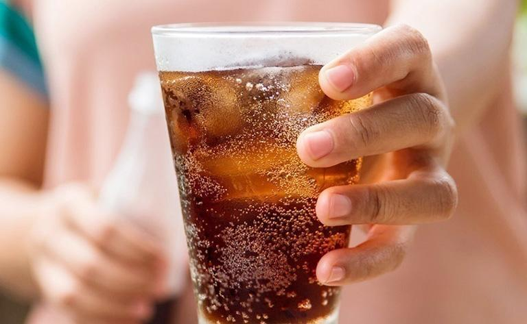Những món ăn quen thuộc trên mâm cơm Việt đang âm thầm hủy hoại xương khớp của bạn
