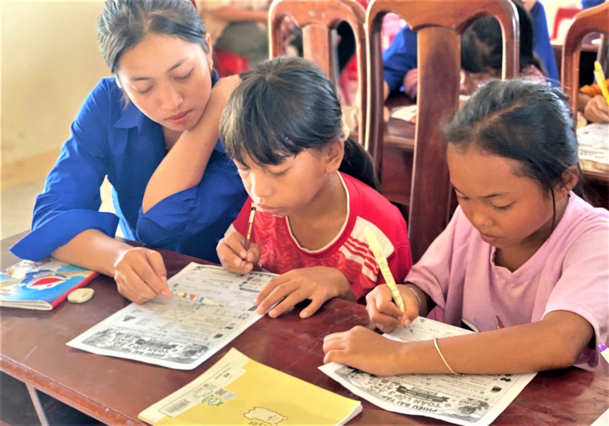Lớp học hè miễn phí: chiếc “cầu nối” cho học sinh dân tộc thiểu số trước năm học mới