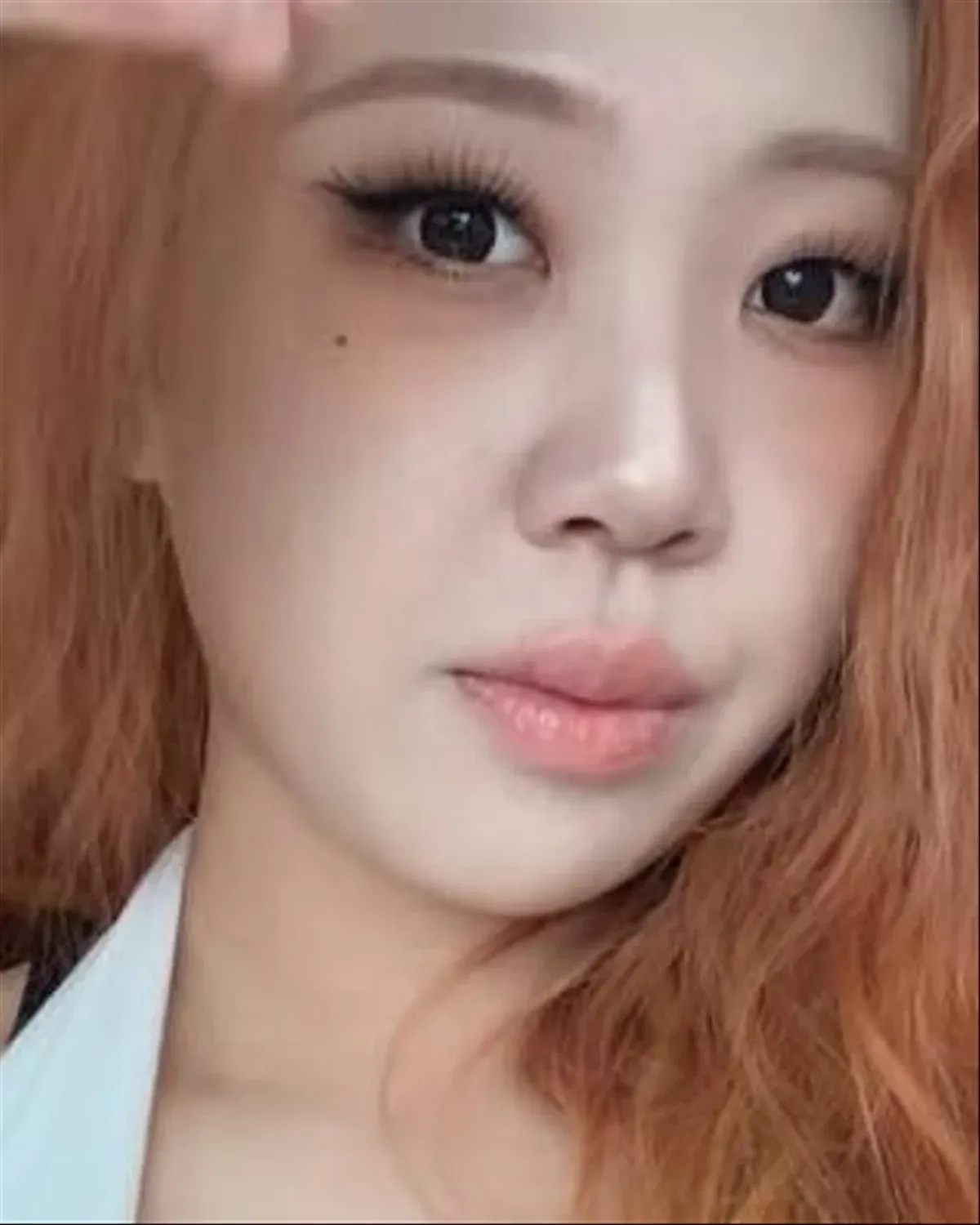 Từ lông mày dày đến tóc cam neon: sao K-pop đang tái định nghĩa vẻ đẹp hiện đại