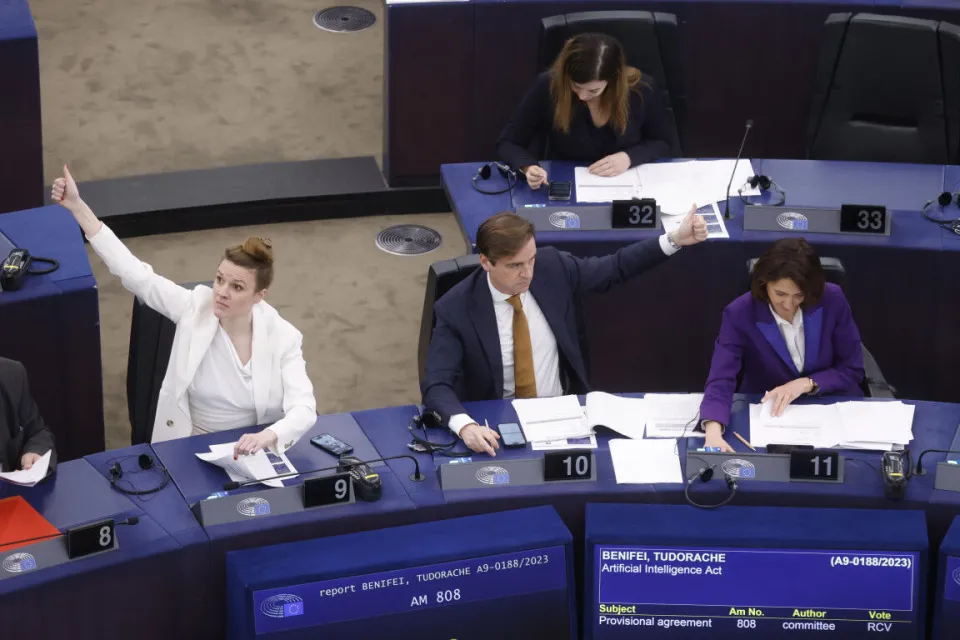 EU bắt buộc AI phải tự khai: minh bạch hay gánh nặng mới?