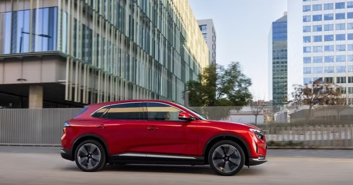 VinFast VF 8 đạt chuẩn SUV hạng D: đối đầu Mercedes-Benz GLC 300