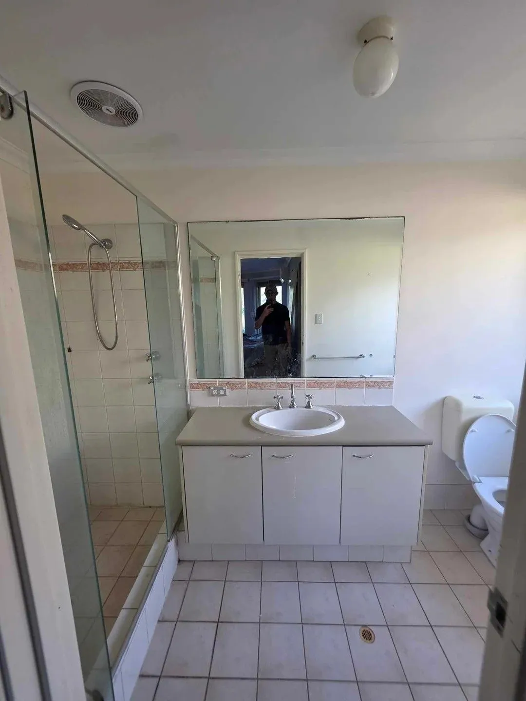 Stone Sinks, Lit Mirrors and Half Walls: The New Bathroom Minimalism