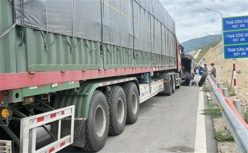Những vật sắc nhọn gây thủng lốp xe: Nhận biết, phòng ngừa và xử lý an toàn