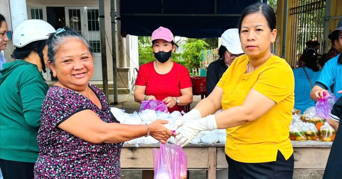 Những bếp ăn tình nguyện giữ lửa nhân ái cộng đồng