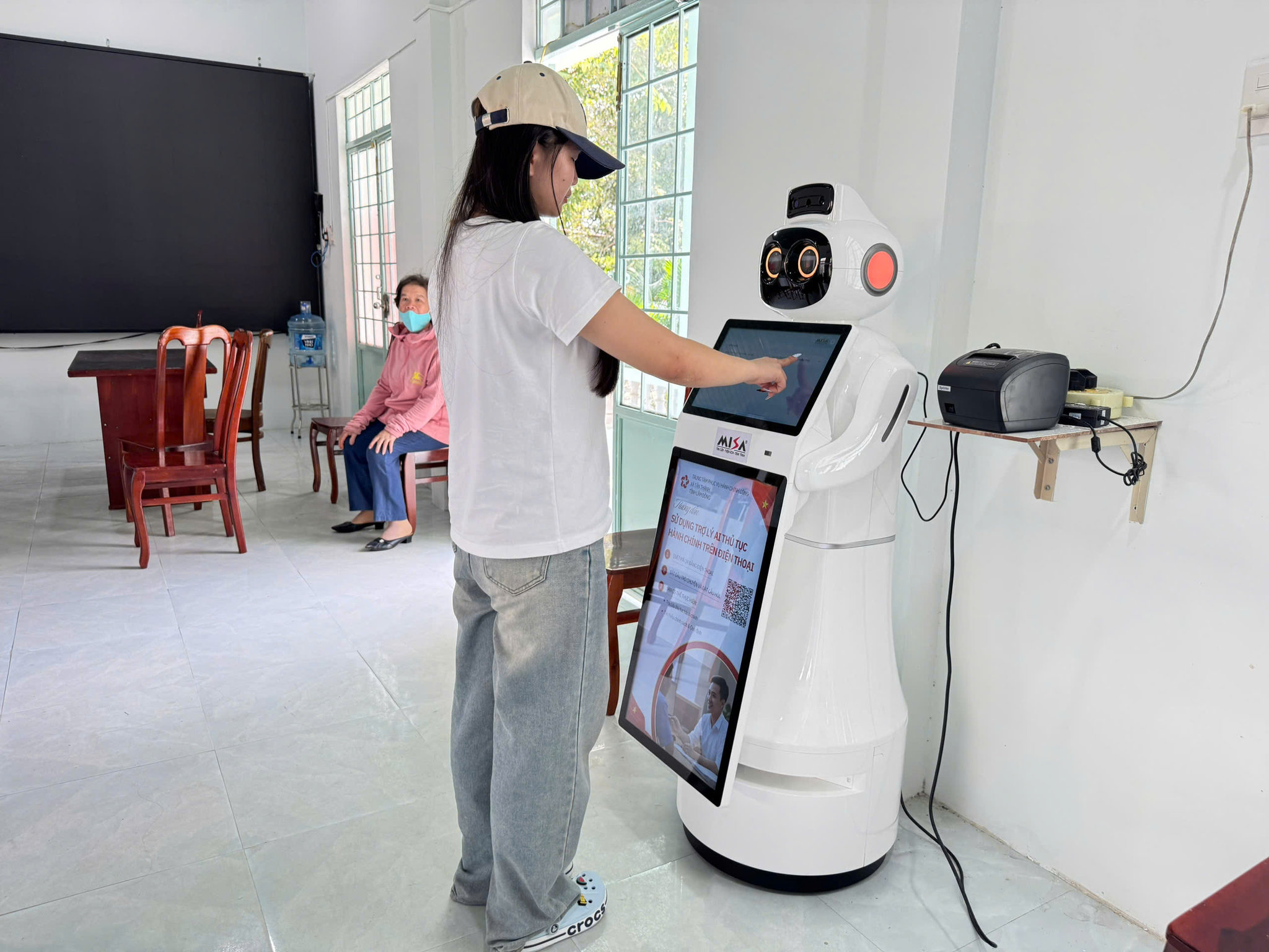 Kiosk AI và robot hành chính công đang thay đổi xã
