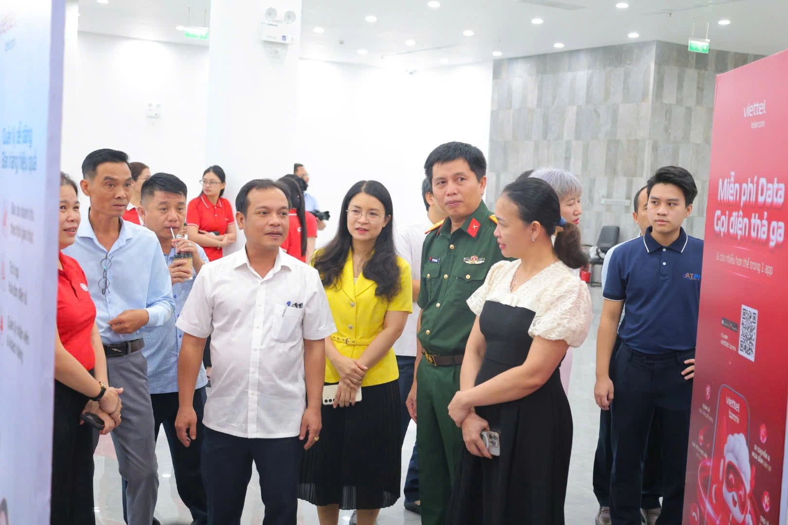 Kiosk AI và robot hành chính công đang thay đổi xã