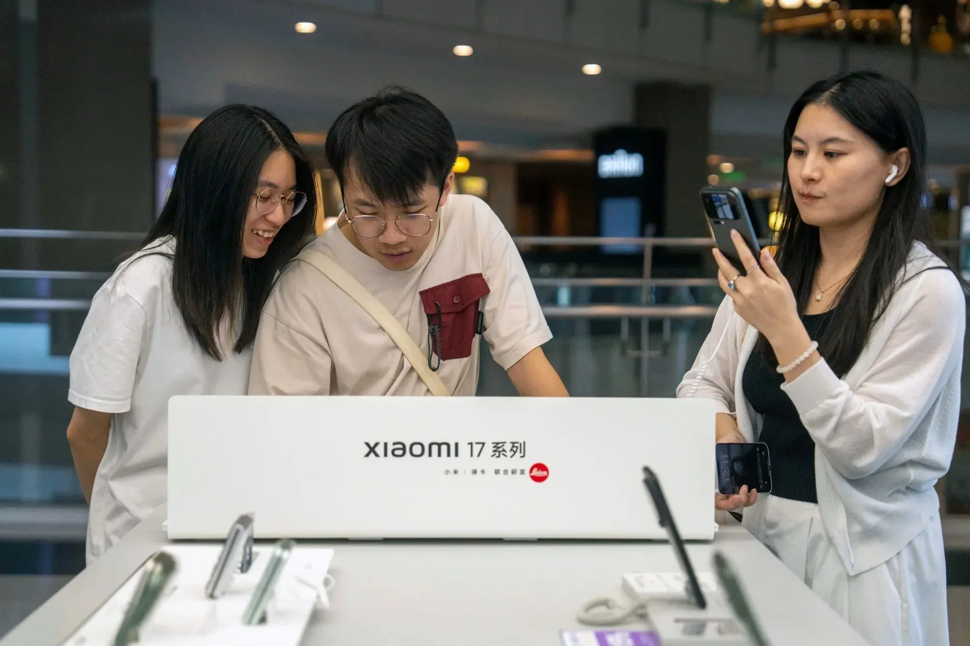 Pin 10.000-15.000mAh: chiến trường mới của smartphone tầm trung