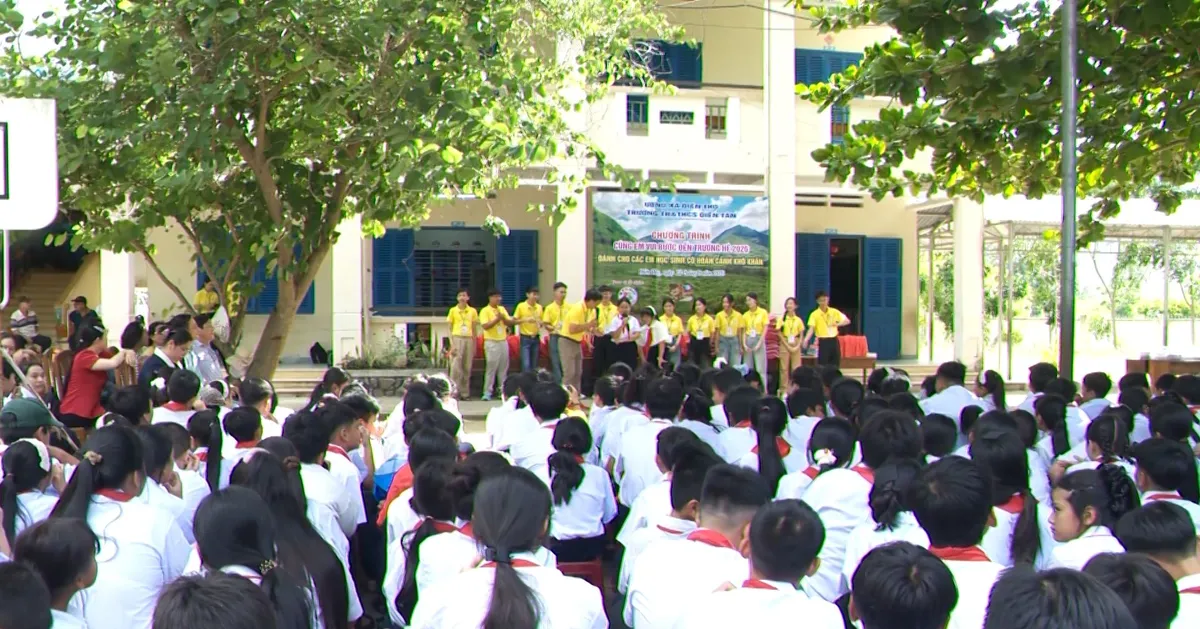 Những chương trình “Tiếp sức đến trường” và lời nhắc về khoảng cách giáo dục