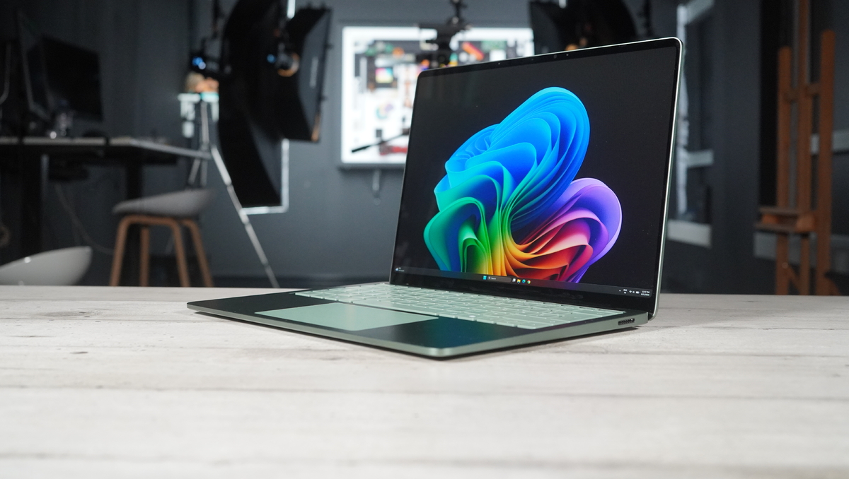 Samsung Galaxy Book6 Edge vs Surface Laptop 13.8: lựa chọn nào đáng tiền?