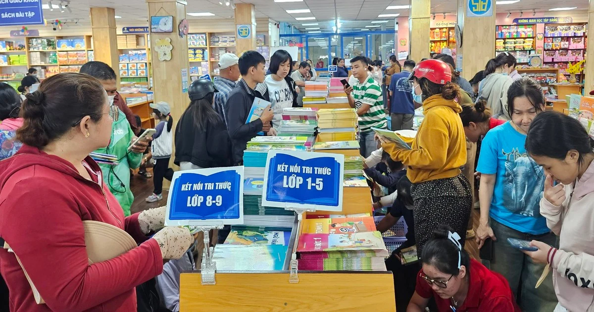 Sách giáo khoa 'cháy hàng' cục bộ tại TP.HCM: Phụ huynh cần chuẩn bị gì trước khai giảng