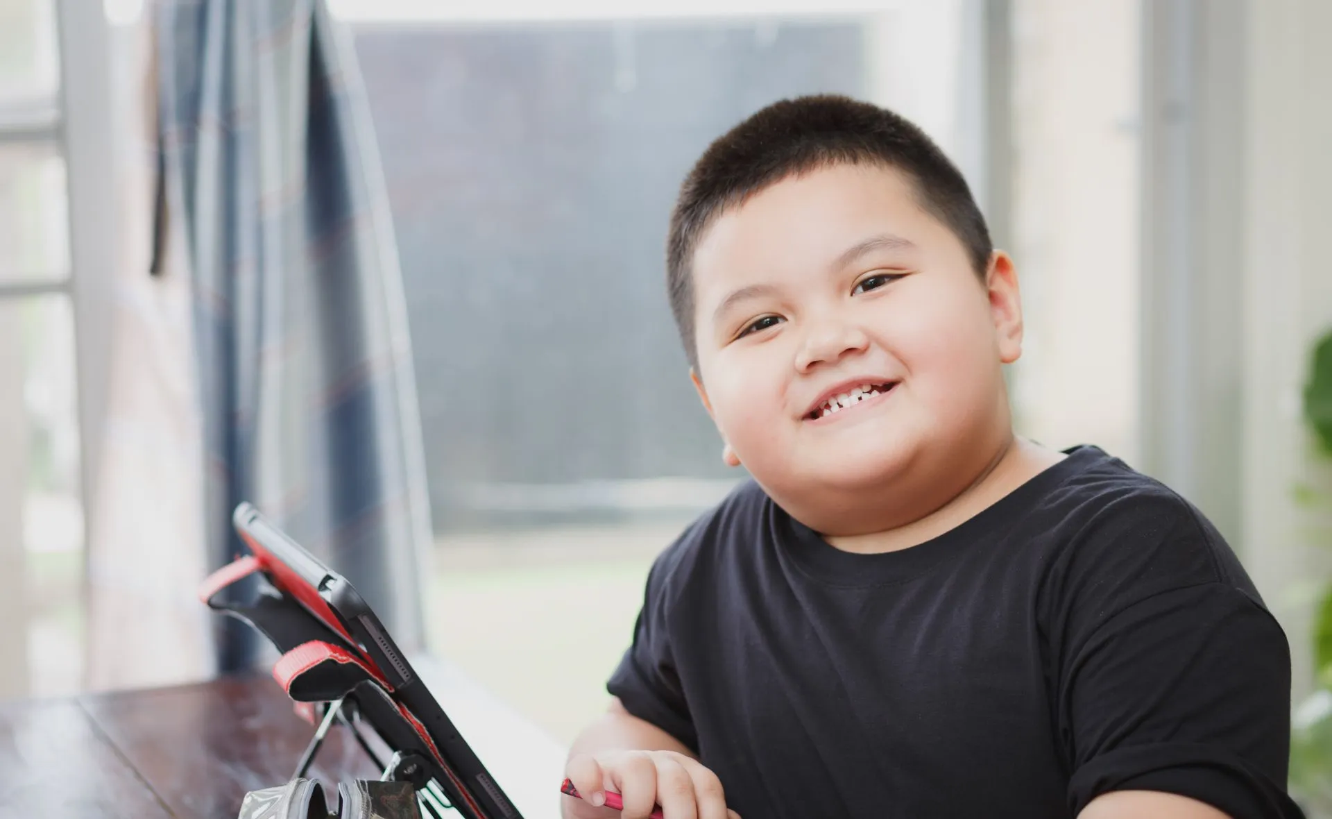 Trẻ sở hữu điện thoại thông minh trước 12 tuổi: lợi hay hại?