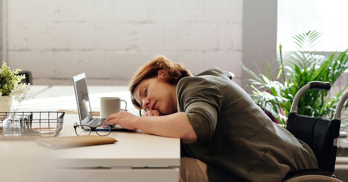 Tại sao buổi chiều luôn mệt mỏi: 4 thói quen âm thầm hút cạn năng lượng