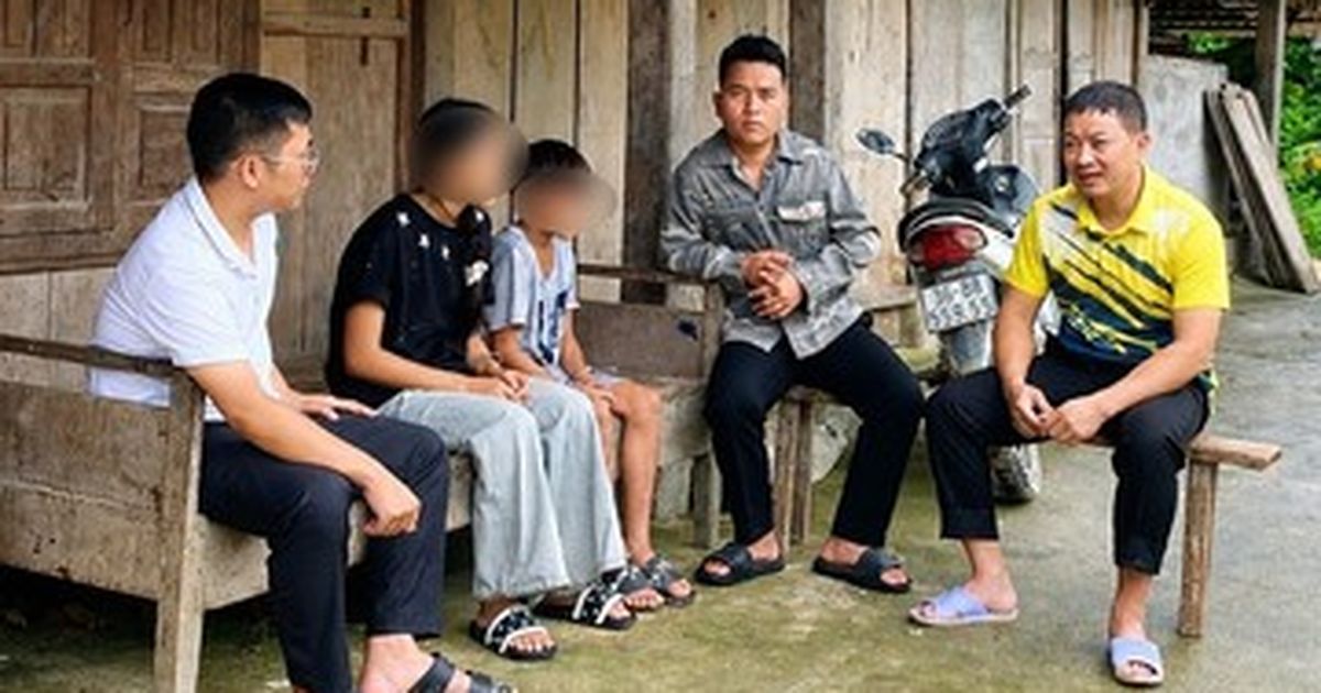 Những chuyến đi vượt sông núi níu giữ học sinh vùng sâu
