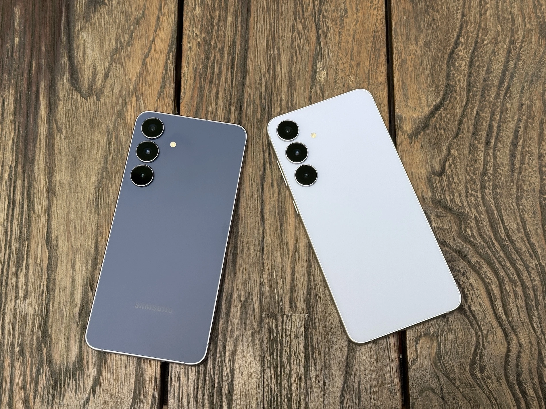Galaxy S26 FE vs Galaxy S26: Nên chọn máy nào?
