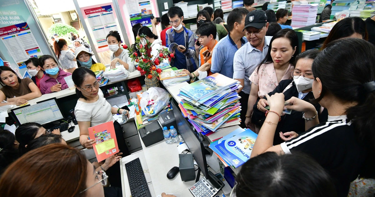 Khi sách giáo khoa khan hiếm: phụ huynh nên mua hay mượn?