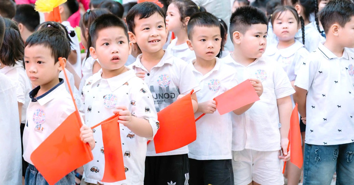 Bàn ghế học sinh không vừa vặn: Khi sức khỏe cột sống trẻ bị đánh đổi
