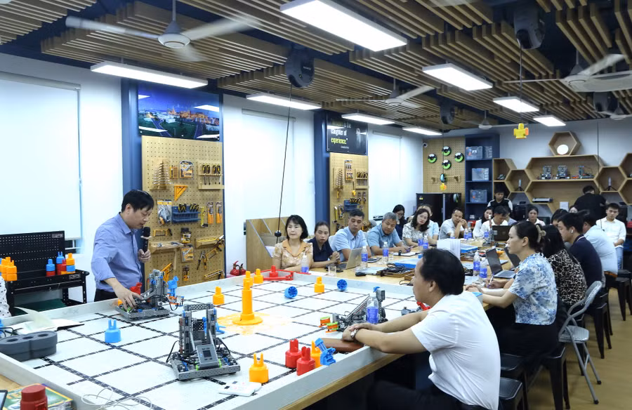 Các trường phổ thông tập huấn khai thác hiệu quả phòng học STEM