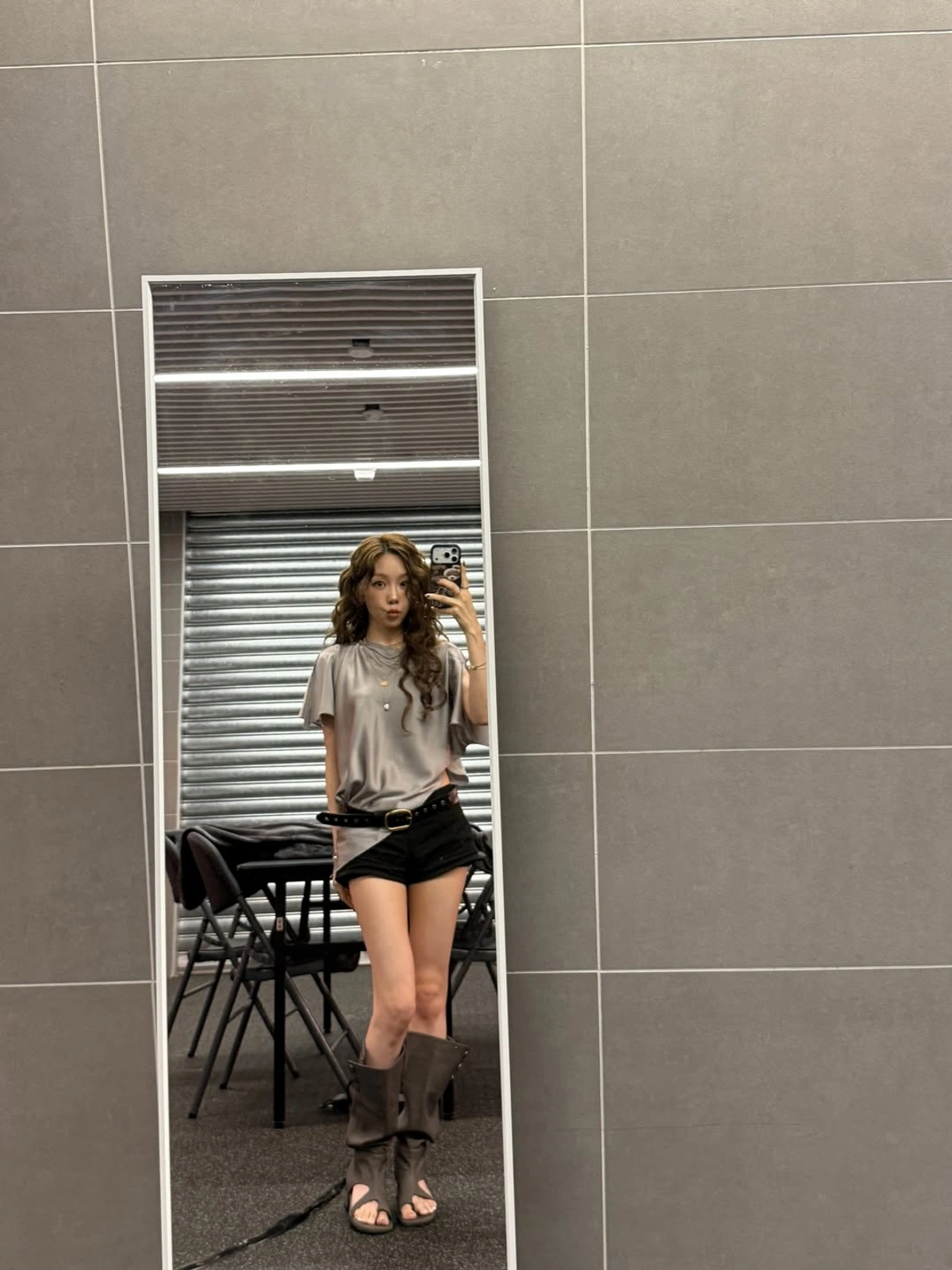 Lisa, Taeyeon và Dua Lipa: Công thức phối đồ đơn giản nâng khí chất