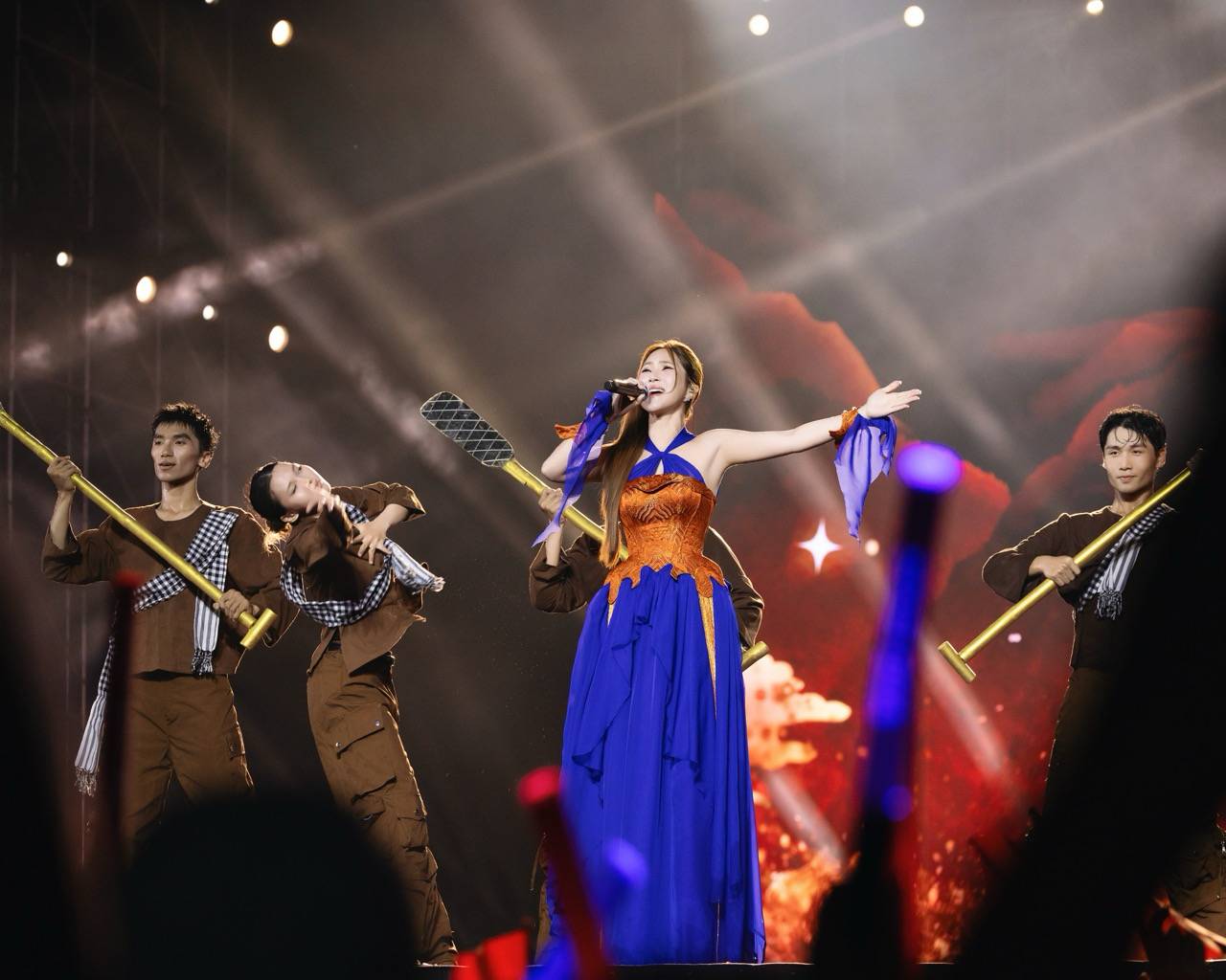 Hương Tràm gây bất ngờ với những màn biến hóa tại Concert Tổ quốc trong tim