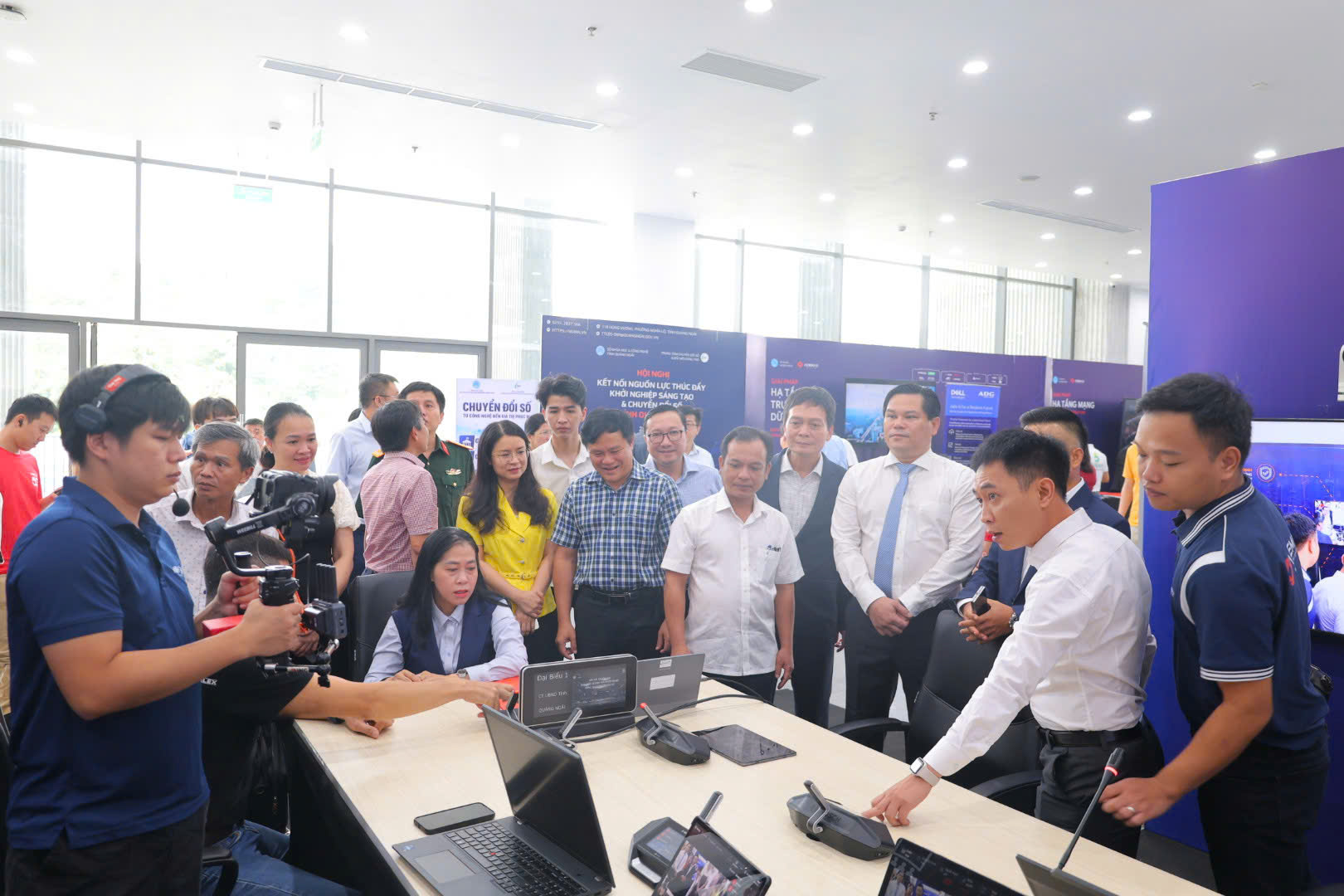 Kiosk AI và robot hành chính công đang thay đổi xã