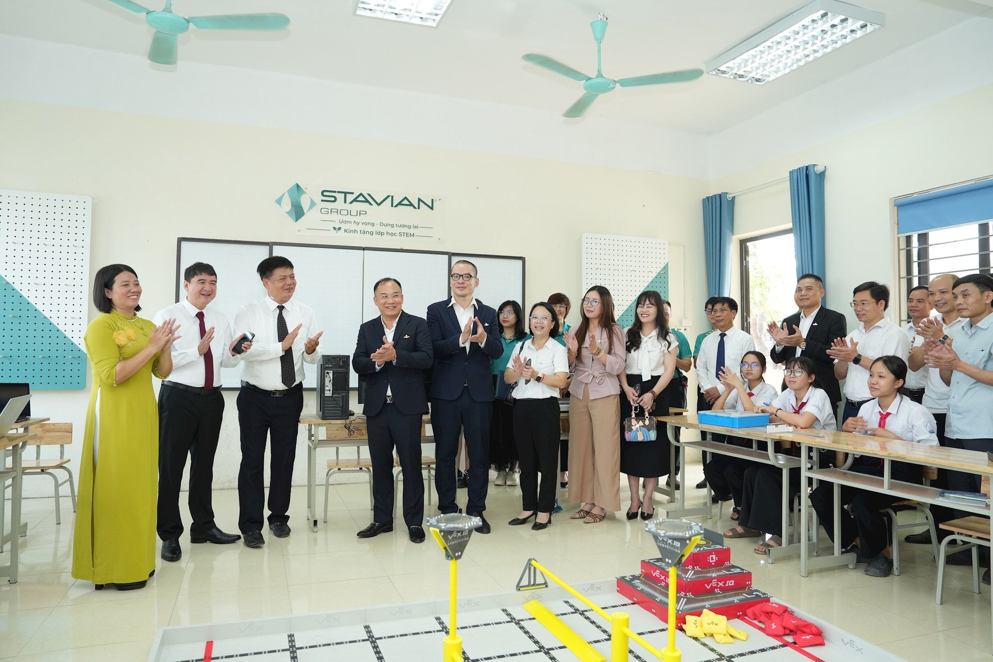 Lớp học STEM và thiết bị y tế: cú hích cho giáo dục toàn diện vùng nông thôn