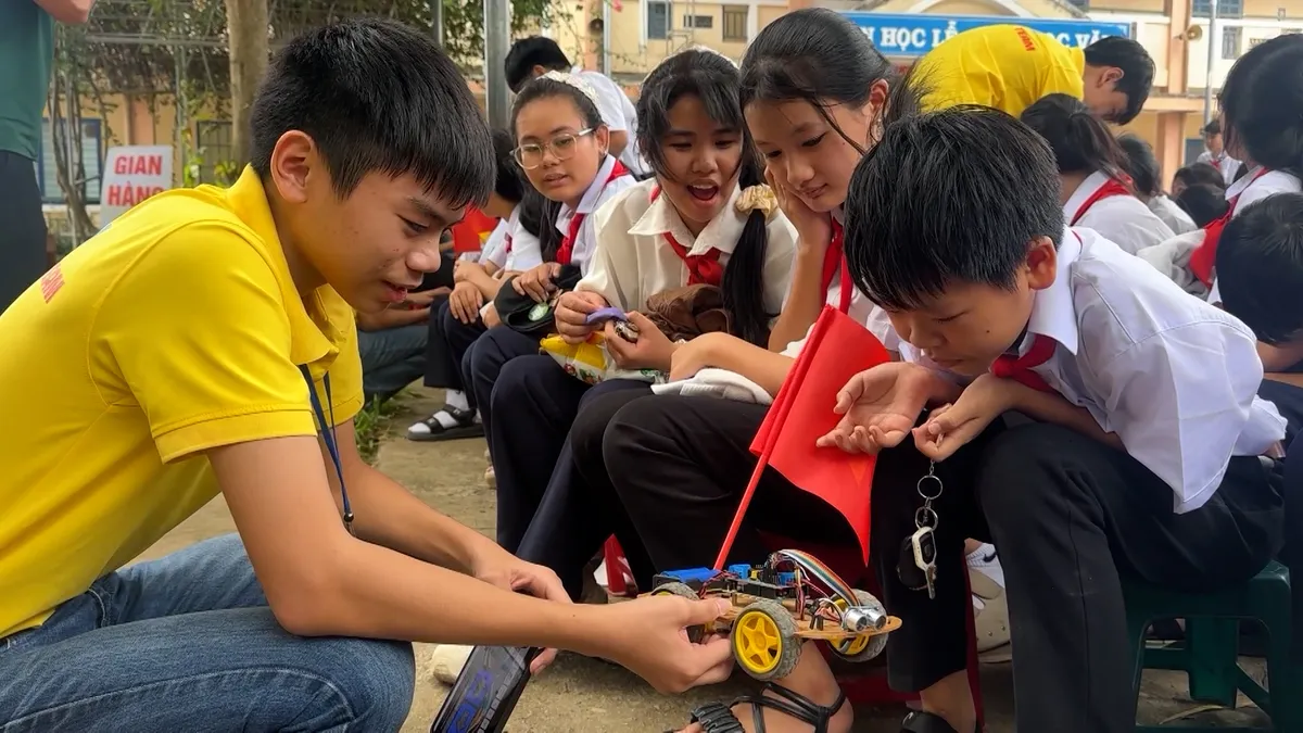 Những chương trình “Tiếp sức đến trường” và lời nhắc về khoảng cách giáo dục
