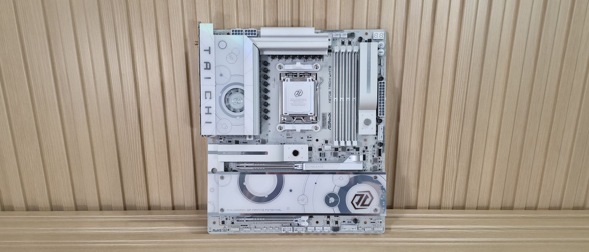 COLORFUL iGame X870E VULCAN W OC vs ASRock X870E Taichi White