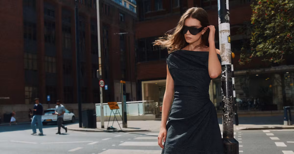 Từ Cara Delevingne Đến Emma Chamberlain: Sao Quốc Tế Định Hình Capsule Dressing