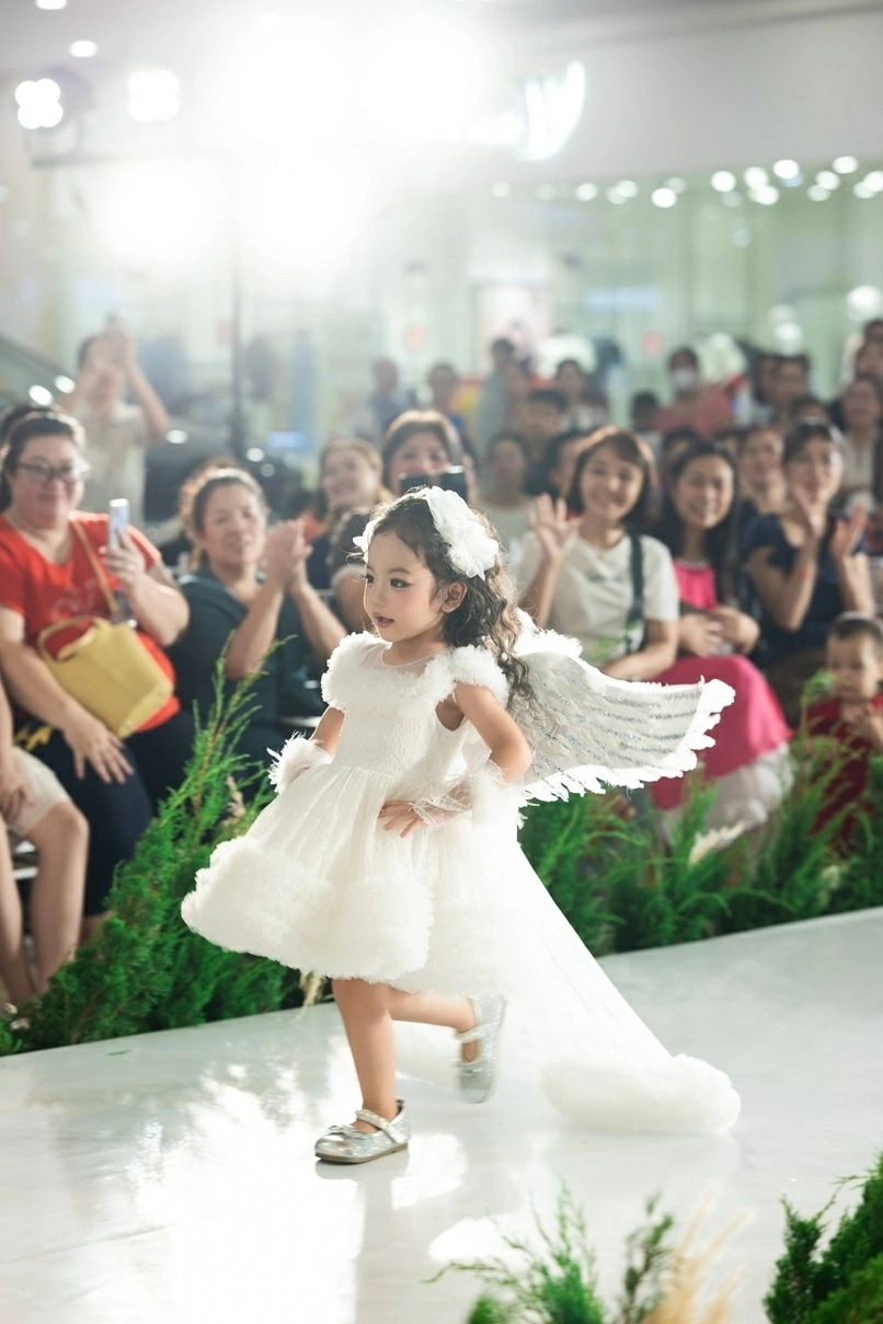 Hơn 200 mẫu nhí tỏa sáng tại Shining Moments: Sân khấu để trẻ em khám phá cá tính và tự tin