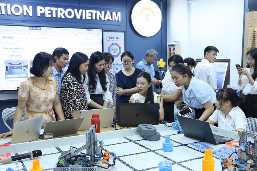 Các trường phổ thông tập huấn khai thác hiệu quả phòng học STEM