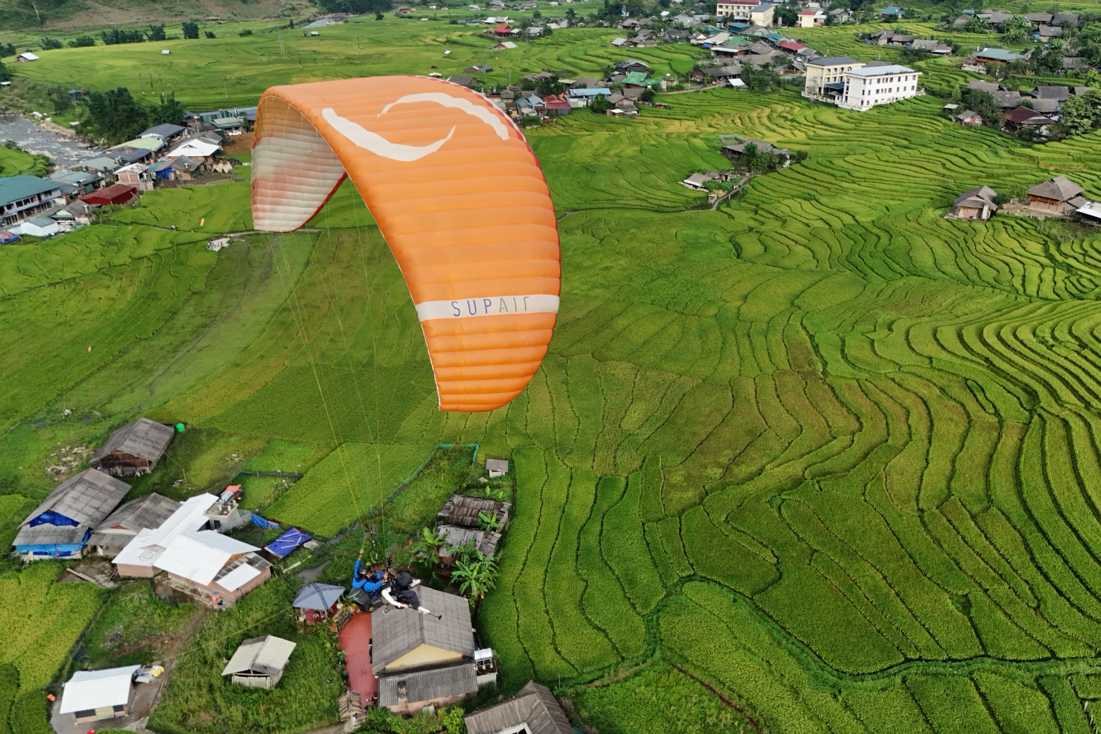Trải nghiệm bay dù lượn Sa Pa mùa lúa chín