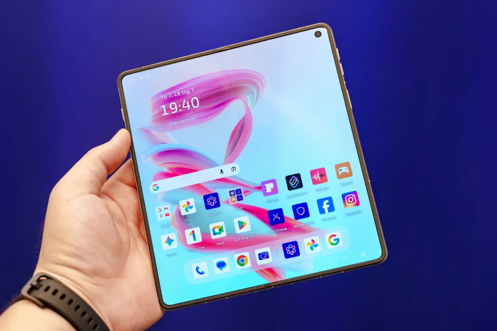 Motorola Razr Fold giá 50 triệu: có nên nâng cấp từ flagship thường?