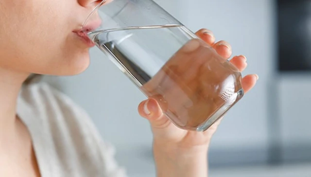 Uống nước quá nhiều quá nhanh: Khi thói quen “lành” hóa nguy hiểm