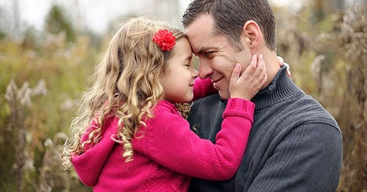 Vì sao con gái quấn bố hơn mẹ và mẹ nên điều chỉnh thế nào