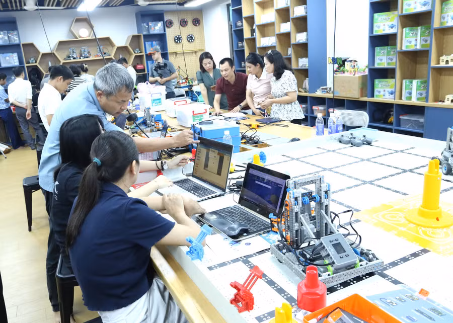 Các trường phổ thông tập huấn khai thác hiệu quả phòng học STEM