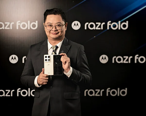 Motorola Razr Fold và cuộc đua camera zoom 100x trên smartphone gập