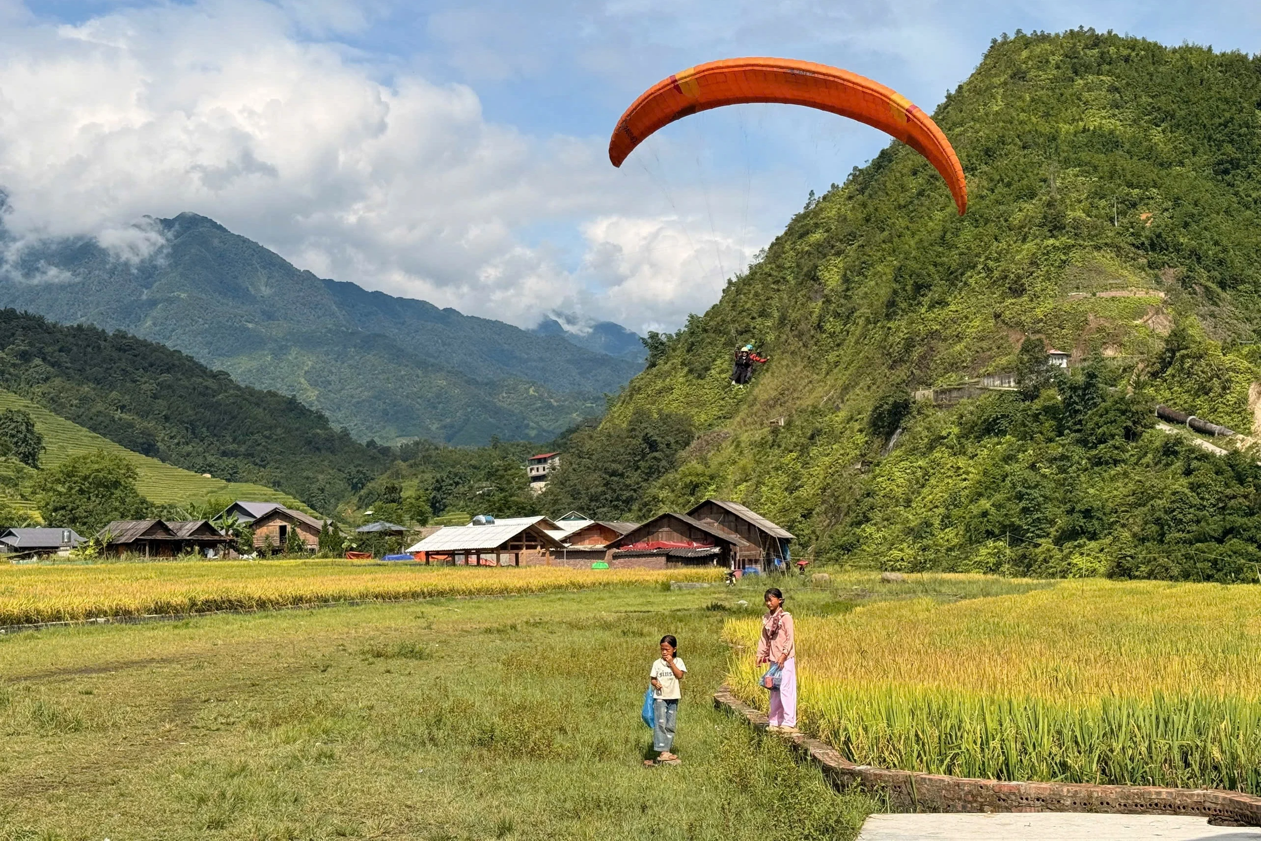Trải nghiệm bay dù lượn Sa Pa mùa lúa chín