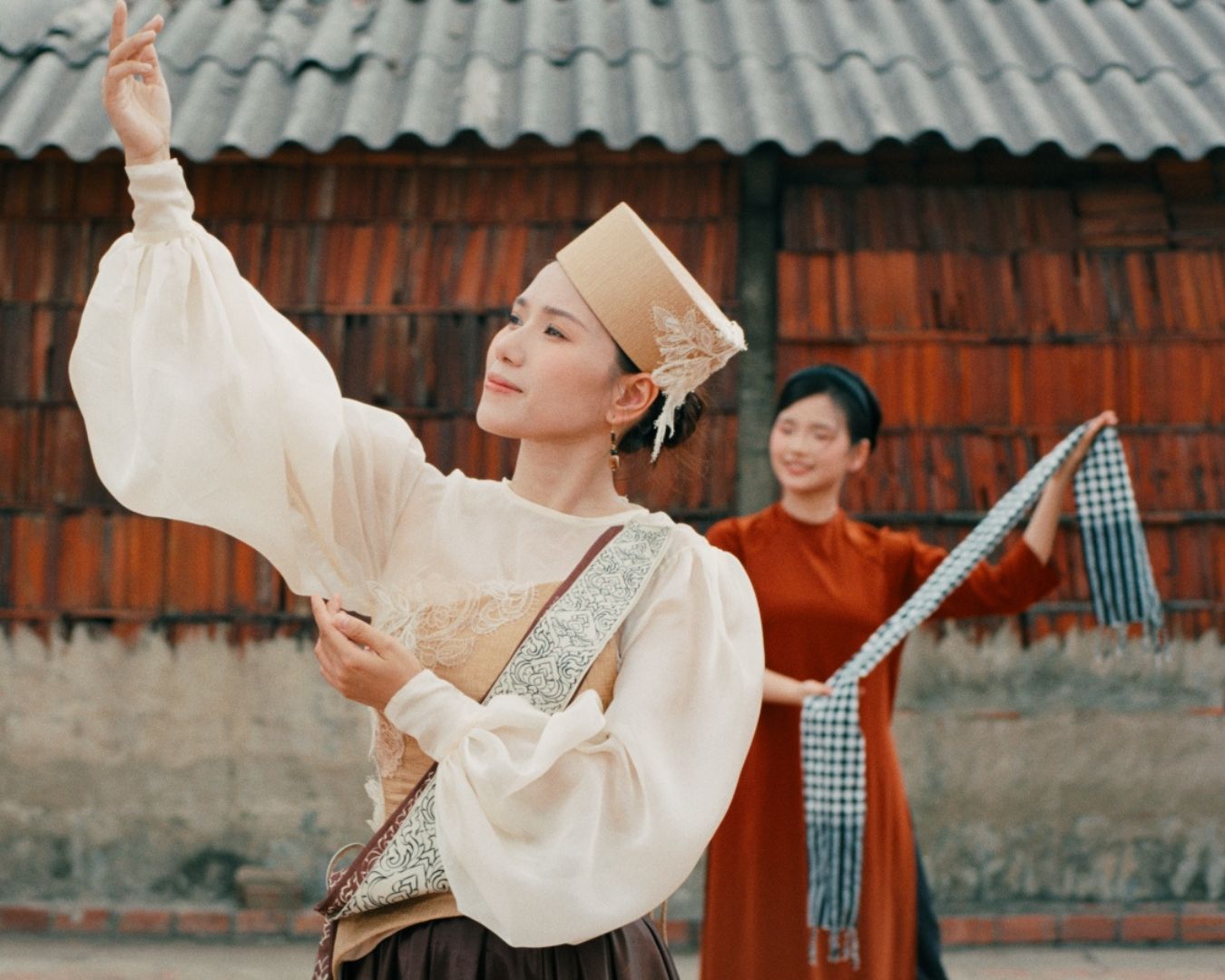 Thùy Chi tái khởi động sự nghiệp với bố qua “Yêu lắm miền Tây”