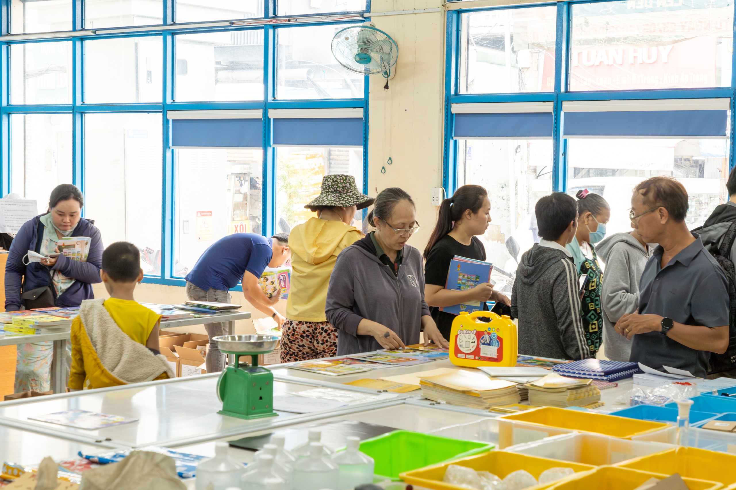 Sách giáo khoa 'cháy hàng' cục bộ tại TP.HCM: Phụ huynh cần chuẩn bị gì trước khai giảng