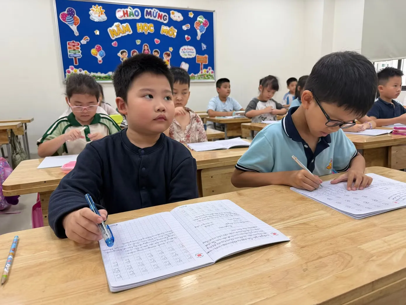 Bàn ghế học sinh không vừa: Đến lúc dừng “đồng phục chiều cao”