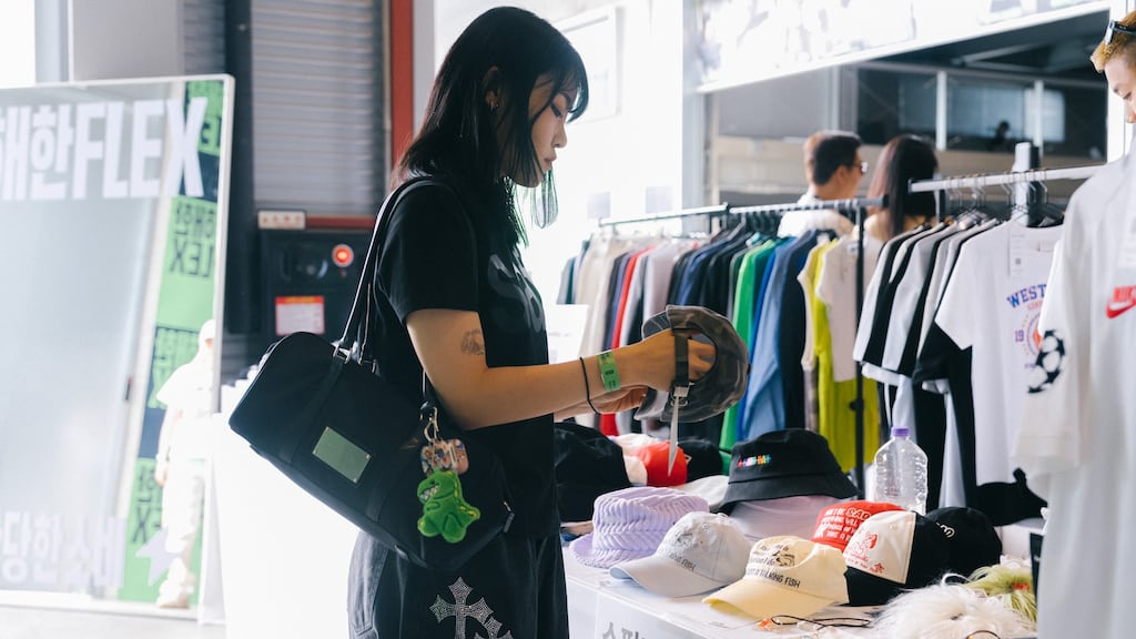 Gen Z Đang Biến Hàng Xa Xỉ Bán Lại Thành Bước Mua Sắm Đầu Tiên