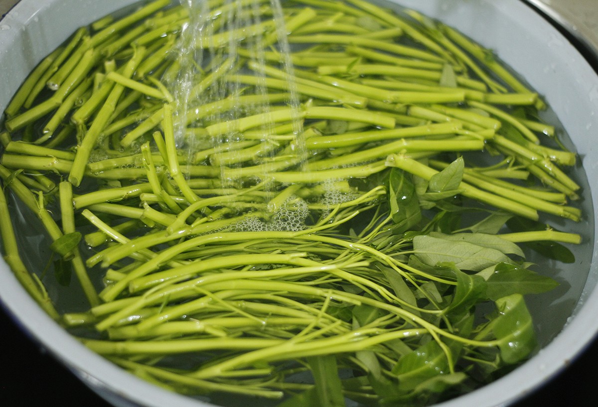 5 kỹ thuật giữ màu rau xanh tự nhiên khi nấu